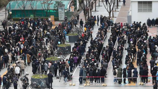 <p>Südkorea, Seoul: Die Menschen stellen sich in einer Schlange an, um in einem Kaufhaus Atemschutzmasken zu kaufen.</p>