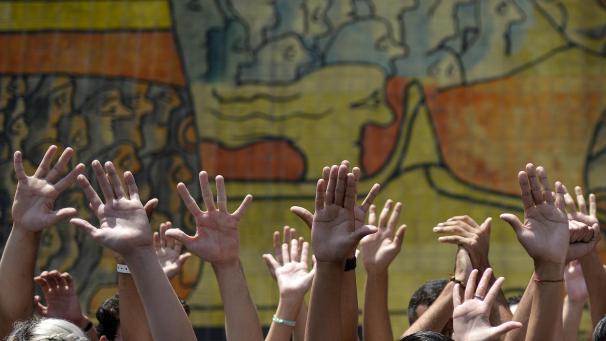 <p>Studenten der Zentraluniversität von Venezuela (UCV) halten ihre Hände hoch, während sie die Francisco-Fajardo-Autobahn blockieren, um für die Beibehaltung der derzeitigen Autonomie der Universität zu protestieren.</p>