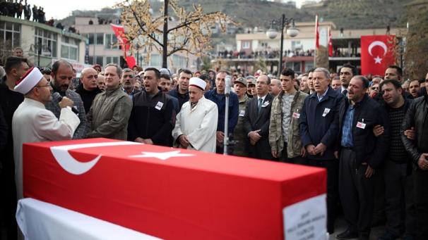 <p>Hulusi Akar (4.v.r.), Verteidigungsminister der Türkei, nimmt an der Beerdigung eines türkischen Soldaten teil, der während eines syrischen Luftangriffs in Idlib getötet wurde. Bei dem Luftangriff kamen mehrere türkische Soldaten ums Leben.</p>