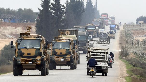 <p>Syrien, Idlib: Ein türkischer Militär-Konvoi fährt eine Straße entlang.</p>