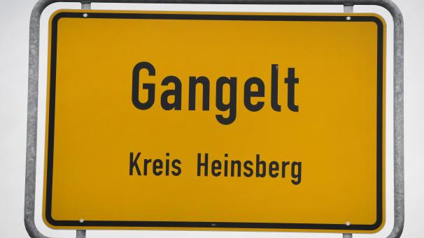 <p>Das Ortsschild der Stadt Gangelt im Kreis Heinsberg steht an der Ortseinfahrt. Am Freitag meldeten die Behörden 35 Erkrankte im Kreis Heinsberg.</p>