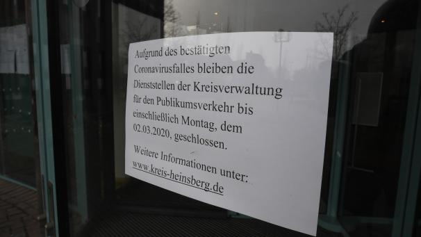 <p>Ein Schild weist daraufhin, das das Kreihaus bis Montag wegen der Coronavirusfälle für den Publikumsverkehr geschlossen bleibt. Im Kreis Heinsberg ist die Zahl der nachweislich mit dem Coronavirus Infizierten weiter gestiegen.</p>