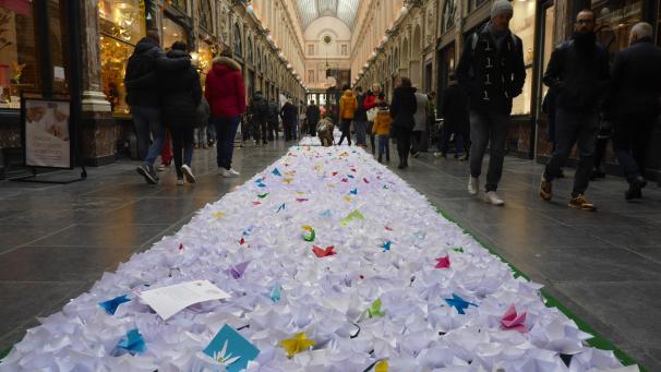<p>Ein langer Teppich aus Origami-Blumen erstreckt sich in den Galeries Royales Saint-Hubert in Brüssel.</p>