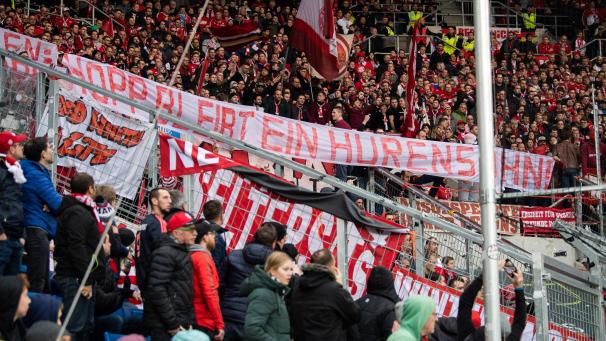 <p>Fans des FC Bayern München halten ein Banner mit der Aufschrift „Hopp bleibt ein Hurensohn“ gegen D. Hopp</p>