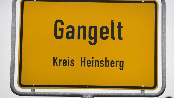 <p>Das Ortsschild der Stadt Gangelt im Kreis Heinsberg steht an der Ortseinfahrt. Mehr als 1000 Menschen waren in häuslicher Quarantäne.</p>