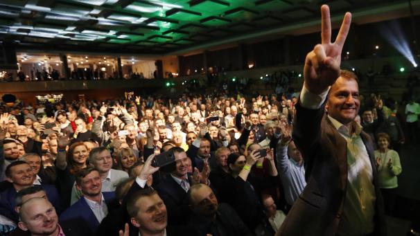 <p>Igor Matovic (r.), Vorsitzender der Protestpartei OLaNO, zeigt ein Sieges-Zeichen. Nach der Parlamentswahl in der Slowakei vom Samstag zeichnet sich ein Erdrutschsieg für die Opposition ab.</p>