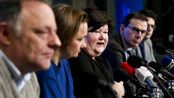 <p>Gesundheitsministerin Maggie De Block (M.) spricht am Sonntag in Brüssel bei einer Pressekonferenz zum zweiten Coronavirus-Fall in Belgien.</p>