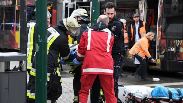 <p>Einsatzkräfte versorgen Verletzte, nachdem eine Seniorin an einer Straßenbahn-Haltestelle in eine Menschenmenge gefahren war.</p>