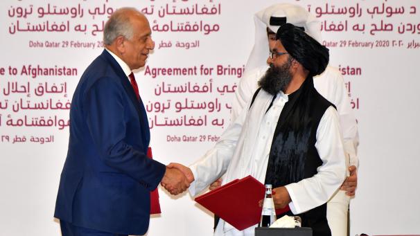 <p>Mehr als 18 Jahre nach Beginn des US-geführten Militäreinsatzes in Afghanistan haben die USA und die Taliban ein Abkommen über Wege zum Frieden geschlossen. Im Golfemirat Katar unterzeichneten der US-Sondergesandte für Aussöhnung in Afghanistan, Zalmay Khalilzad (l.), und der Leiter des politischen Büros der Taliban in Doha, Mullah Abdul Ghani Baradar (r.), eine entsprechende Vereinbarung.</p>