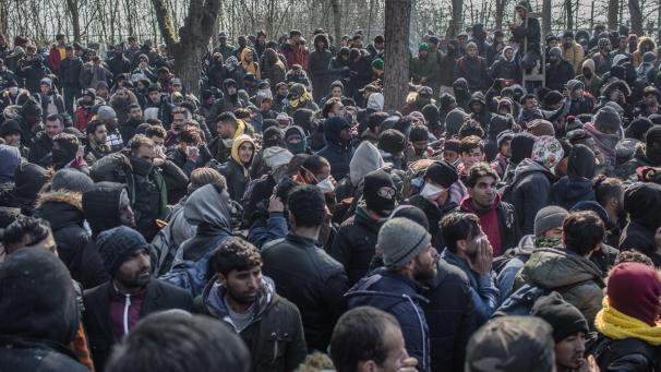 <p>Zahlreiche Migranten warten nach ihrer Ankunft am bereits geschlossenen türkisch-griechischen Grenzübergang.</p>