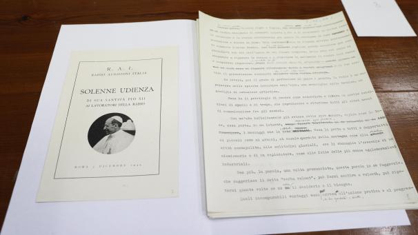 <p>Die Handschrift von Papst Pius XXI. ist auf einem Entwurf einer Rede zu Mitarbeitern des italienischen Staatsfernsehens zu sehen. Mehr als 60 Jahre nach dem Tod von Pius XII. hat der Vatikan seine Archive aus der Zeit des historisch umstrittenen Papstes geöffnet. Der Italiener, geboren 1876, steht in der Kritik, nicht klar genug gegen den Holocaust und andere NS-Verbrechen protestiert zu haben.</p>