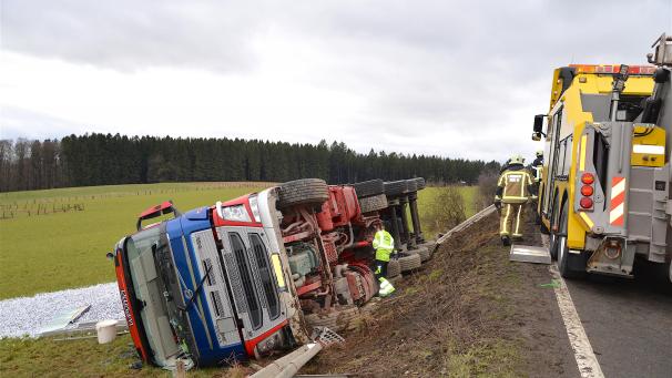 <p>Ein Lkw kippte auf der N62 in den Graben.</p>