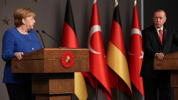<p>24. Januar 2020, Türkei, Istanbul: Die deutsche Bundeskanzlerin Angela Merkel (CDU) und Recep Tayyip Erdogan, Präsident der Türkei, nehmen gemeinsam an einer Pressekonferenz teil.</p>
