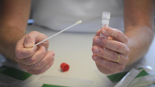 <p>Das Corona-Teststäbchen muss, anders als bei Verdacht auf Influenza, aufgrund der hohen Ansteckungsgefahr dreifach eingetütet werden.</p>
