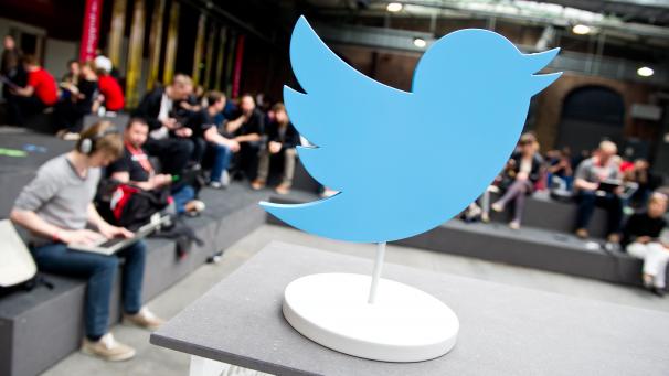 <p>Ein Stand in Form des Twitter-Logos ist während der „re:publica“-Konferenz in einer Ausstellungshalle zu sehen. Twitter kündigte an, dass es seine Mitarbeiter dazu ermutigt, wegen des Coronavirus-Ausbruchs von zu Hause aus zu arbeiten.</p>