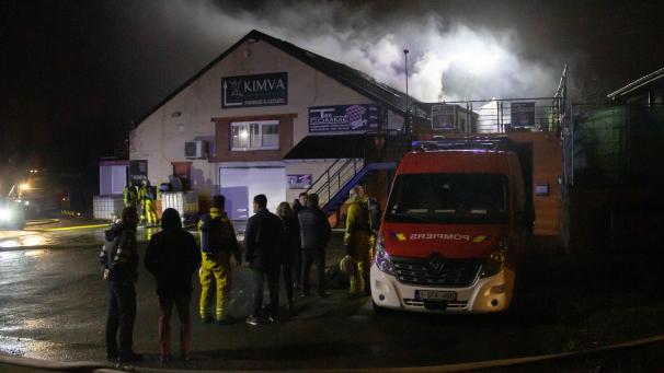 <p>Auf dem Gelände einer Textildruckerei in Juprelle kam es am Montagabend zu einem Großbrand. Die Brandursache war zunächst nicht klar.</p>