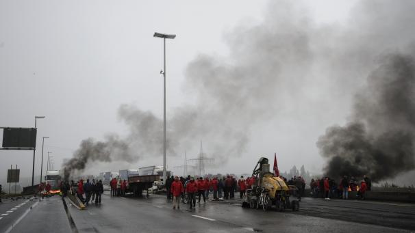 <p>Rund 300 Gewerkschaftler blockierten beim Generalstreik im Oktober 2015 die Autobahn E40 bei Cheratte. 17 von ihnen müssen sich seit Montag vor Gericht verantworten.</p>