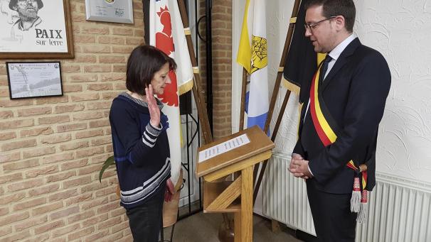<p>Lontzens Schöffin Evelyn Jadin ist kürzlich Mutter eines kleinen Mädchens geworden und lässt sich deshalb in ihrer Funktion als Gemeinderatsmitglied beurlauben. Nach Überprüfung des Mandates legte für diese Zeit Ersatzmitglied Gilberte Laschet (Energie) den Eid als Gemeinderatsmitglied vor Bürgermeister Patrick Thevissen ab.</p>