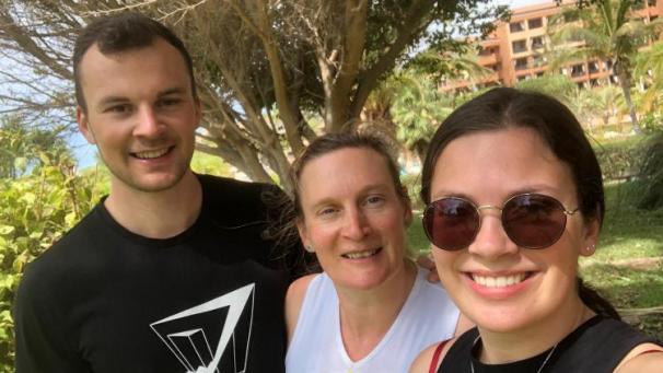<p>David Wetzels, Karin Laschet und Eva Wetzels (v.l.) geht es gut. Sie harren weiter im Hotel auf Teneriffa aus.</p>
