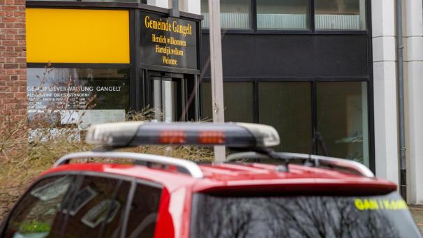 <p>Der von der Ausbreitung des Coronavirus besonders betroffene Kreis Heinsberg hatte am Montag eine zentrale Anlaufstelle zur Probenentnahme bei Patienten mit Coronavirus-Verdacht in einer Halle in der Nähe von Gangelt eröffnet.</p>