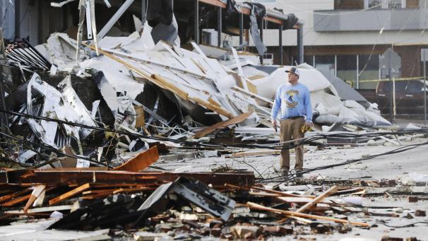 <p>Ein Mann steht vor den Trümmern mehrerer zerstörter Gebäude. Zahlreiche Häuser und Gebäude in der Stadt Nashville und angrenzenden Gebieten waren demnach schwer beschädigt, viele Bäume umgeknickt und Tausende Haushalte ohne Strom.</p>