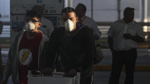 <p>Chile, Santiago: Reisende tragen am internationalen Flughafen Arturo Benitez einen Mundschutz. Erstmals ist in Argentinien und Chile bei Patienten das neuartige Coronavirus nachgewiesen worden.</p>