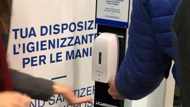 <p>Italien, Rom: Reisende nutzen eine Station mit Desinfektionsmittel bei der Einreise am Flughafen Fiumicino. Das Coronavirus Sars-CoV-2 hat sich in ganz Italien ausgebreitet.</p>