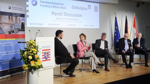 <p>Podiumsdiskussion mit Harald Mollers, Nicola Beer, Hendrik Kafsack (Moderator), Bernd Ehinger und Norbert Schöbel (v.l.n.r.)</p>