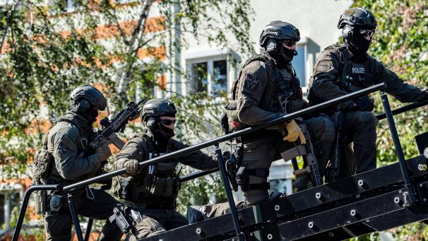 <p>Ein Spezialeinsatzkommando durchsuchte die Wohnung des Mannes.</p>