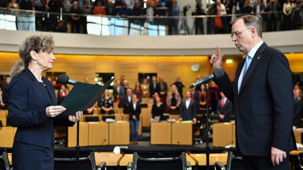 <p>Parlamentspräsidentin Birgit Keller nimmt Bodo Ramelow den Amtseid ab.</p>