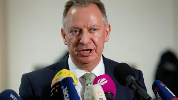 <p>Landrat Stephan Pusch teilte am Donnerstagabend in einer Videobotschaft mit, dass Schulen und Kindertagesstätten in Heinsberg bis zum 15. März geschlossen bleiben.</p>