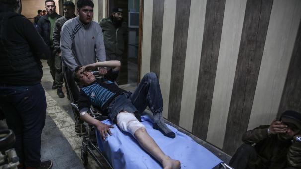<p>3. März, Syrien, Idlib: Ein syrisches Kind wird in ein Krankenhaus gebracht, nachdem es bei einem Raketenbeschuss verletzt wurde, der Berichten zufolge von den syrischen Regierungstruppen durchgeführt wurde und mehrere Tote und eine große Zahl von Verwundeten zur Folge hatte.</p>