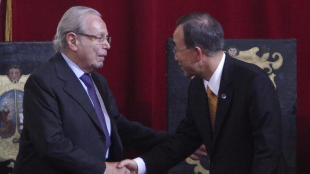 <p>Javier Pérez de Cuéllar (l.) wurde 100 Jahre alt.</p>