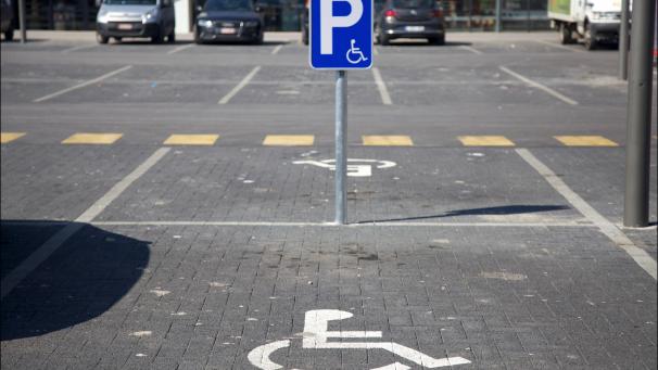 <p>Über 8.500 Strafzettel wurden innerhalb eines Jahres alleine in Brüssel wegen unerlaubten Parkens auf einem Behindertenparkplatz ausgestellt.</p>