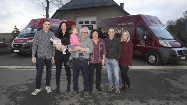 <p>Familienporträt: Cornel und Francine Heinen-Noel (Mitte) werden ab dem 1. April ihren Betrieb den Söhnen Fabrice (links) und Olivier (2.v.r.) übergeben. Sie selbst haben dann mehr Zeit für die beiden Enkelkinder.</p>