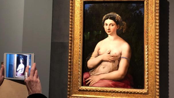 <p>Eine Besucherin fotografiert mit ihrem Smartphone das Gemälde „La Fornarina“ (1519/20) beim Medientag der Raffael-Ausstellung im Museum Scuderie del Quirinale. Zum 500. Todestag des Renaissance-Malers werden Gemälde, Zeichnungen und Skizzen in einer bisher einzigartigen Zusammenstellung bis zum bis 2. Juni gezeigt.</p>