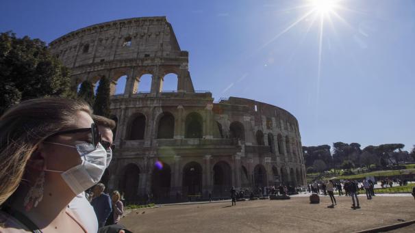 <p>Rom: Touristen, die Mundschutzmasken tragen, gehen am Kolosseum vorbei. In Europa hat Italien mit mehreren tausend bestätigten Fällen des neuartigen Coronavirus bisher die größte Infektionswelle.</p>