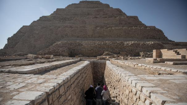 <p>Menschen betreten die Djoser-Pyramide in Saqqara außerhalb von Kairo.</p>