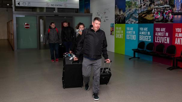 <p>Die letzten belgischen Teneriffa-Urlauber treffen am Flughafen in Ostende ein.</p>