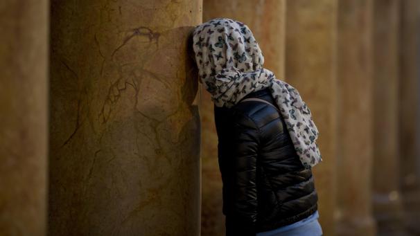 <p>Bethlehem: Eine Teilnehmerin eines Gottesdienstes betet in der Geburtskirche. Nach Verdachtsfällen des neuartigen Coronavirus nahe Bethlehem im Westjordanland schließt die weltberühmte Geburtskirche in dem christlichen Pilgerort</p>