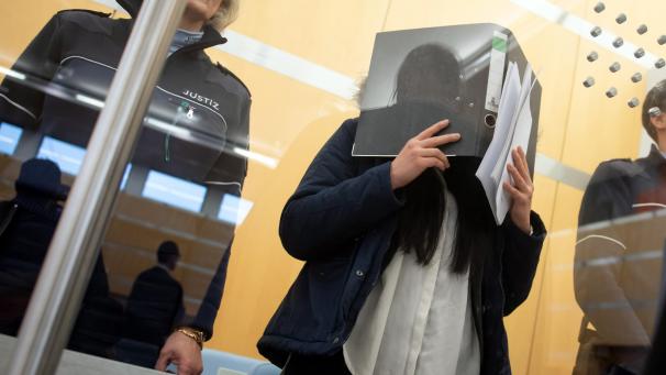 <p>Düsseldorf: Die Angeklagte (M.), eine mutmaßliche IS-Terroristin, im Oberlandesgericht. Laut Anklage ließ sie ihren sechsjährigen Sohn vom IS zum Kindersoldaten ausbilden und von der Religionspolizei züchtigen.</p>
