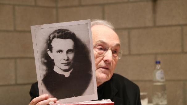 <p>Helmut Moll zeigt ein Bild des Märtyrers Johann Arnolds.</p>