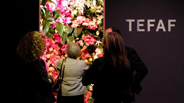 <p>Mehr als 275 Aussteller zeigen ihr Angebot in Maastricht. Eine wichtige Rolle bei der TEFAF spielt der legendäre Blumenschmuck, für den mehr als 80.000 Blumen verarbeitet werden, davon alleine 18.000 für den „Blütenwasserfall“ im Eingangsbereich.</p>