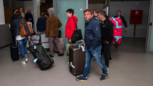 <p>Die Touristen aus Teneriffa nach ihrer Ankunft am Flughafen in Ostende.</p>