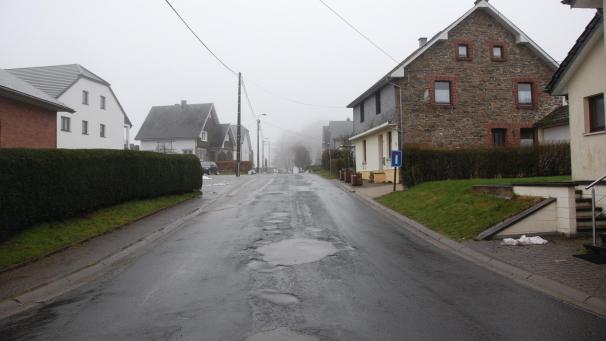 <p>Der mittlere Teil der Hofstraße in Bütgenbach ist eine der wenigen Straßen, die in diesem Jahr in den Genuss von notwendigen Unterhaltsarbeiten kommen werden. Aus finanziellen Gründen muss die Gemeinde Abstriche machen.</p>