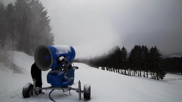 <p>Bis zu 50 Kubikmeter Schnee können die Schneekanonen in Ovifat produzieren - allerdings nur, wenn die Temperatur unter - 5 Grad Celsius liegt. Das war in diesem Wetter sehr selten der Fall.</p>