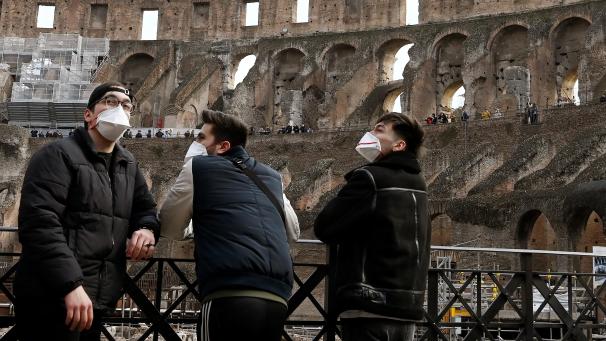 <p>Touristen mit Mundschutz im Colosseum in Rom.</p>