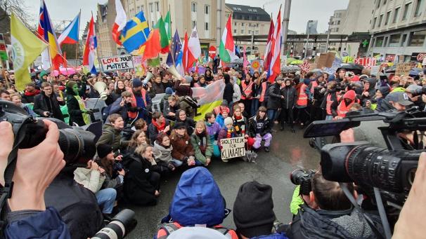 <p>Stand am Freitag in Brüssel im Mittelpunkt: die Umweltaktivistin Greta Thunberg (Bildmitte mit Schild).</p>