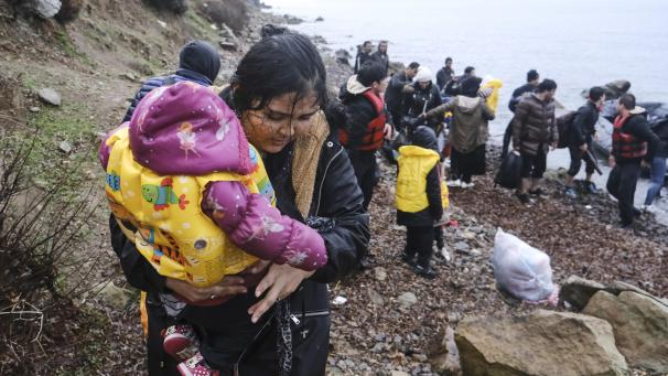 <p>Willkommenskultur sieht anders aus. Auf Lesbos fühlen sich nicht nur die Flüchtlinge, sondern auch die Einwohner von der EU im Stich gelassen: Sie sind Opfer der Abschreckungspolitik der EU.</p>