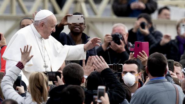<p>Um eine weitere Ausbreitung des Corona-Virus zu verhindern, wird Papst Franziskus sein Angelusgebet vom Sonntagmittag nicht öffentlich halten.</p>